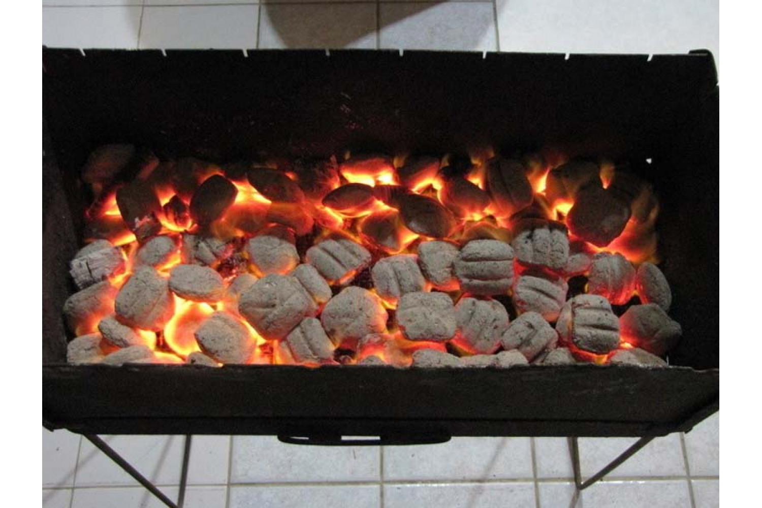 Как правильно разжечь угли в мангале?